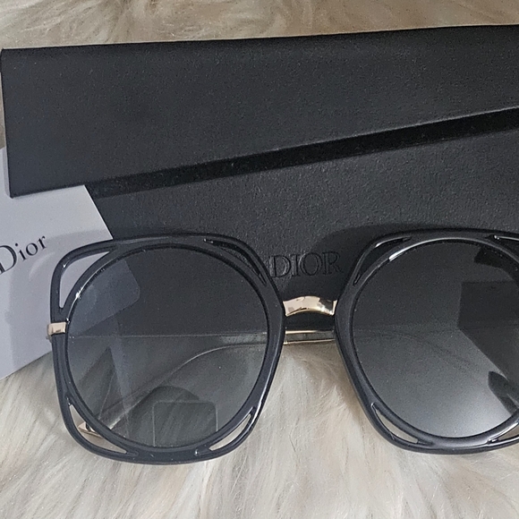 AUTHENTIC DIOR SUNGLASSES W/CASE AND CARD - Picture 2 of 5